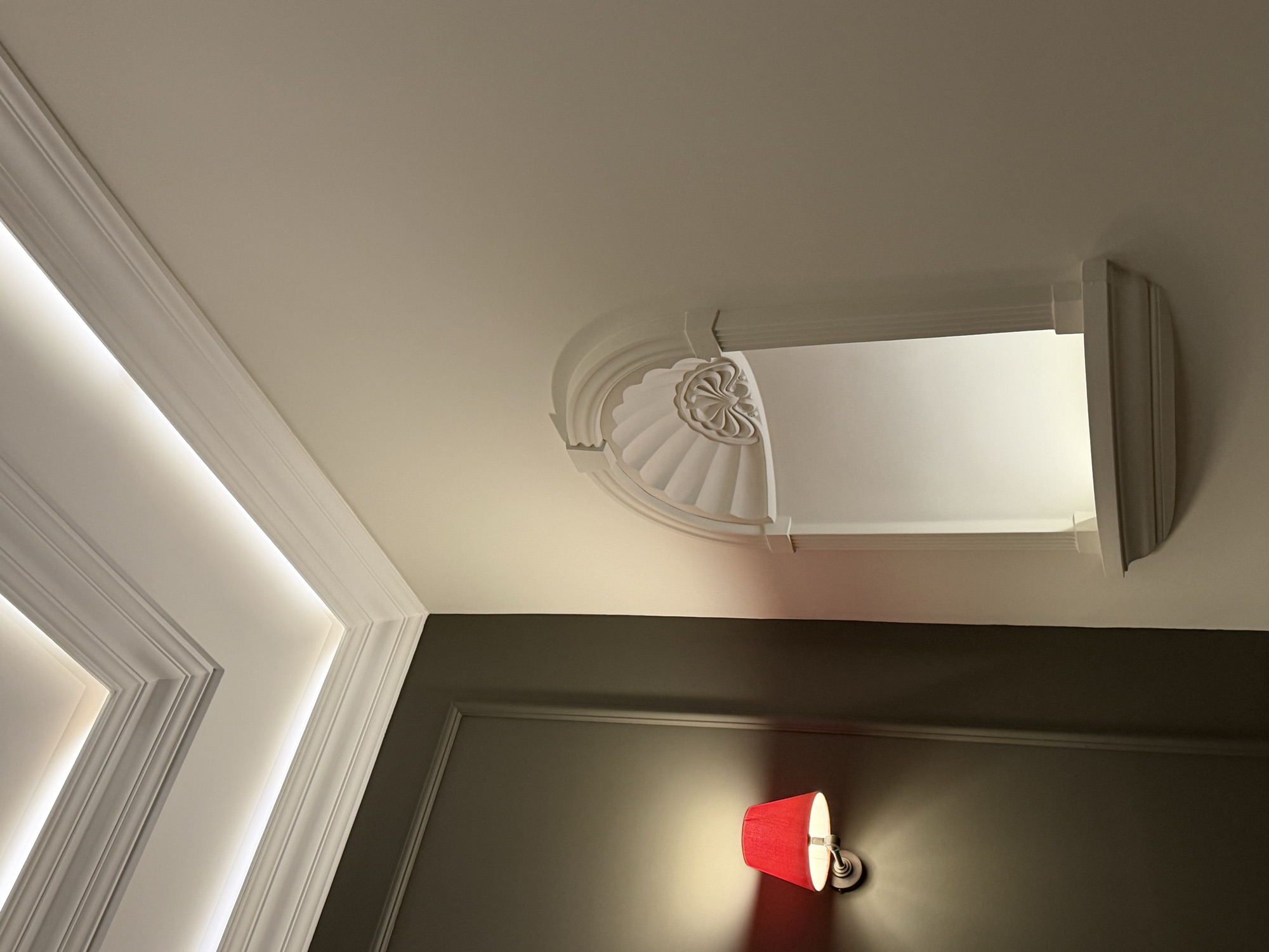Portsmouth terrace house — ornate plaster niche with cornice and concealed lighting